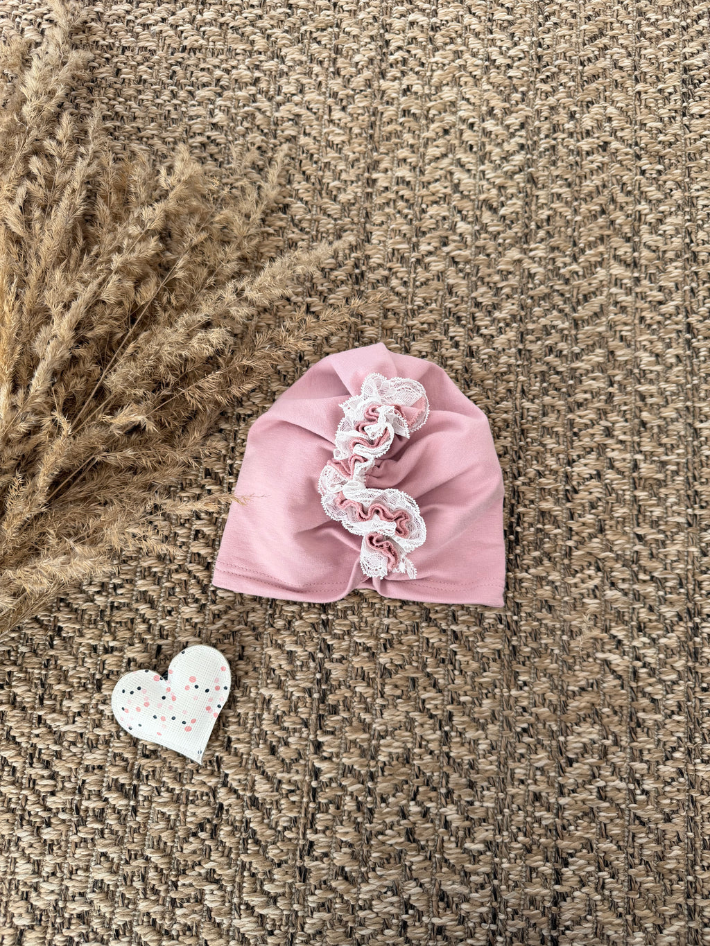 Różowy turban z koronką