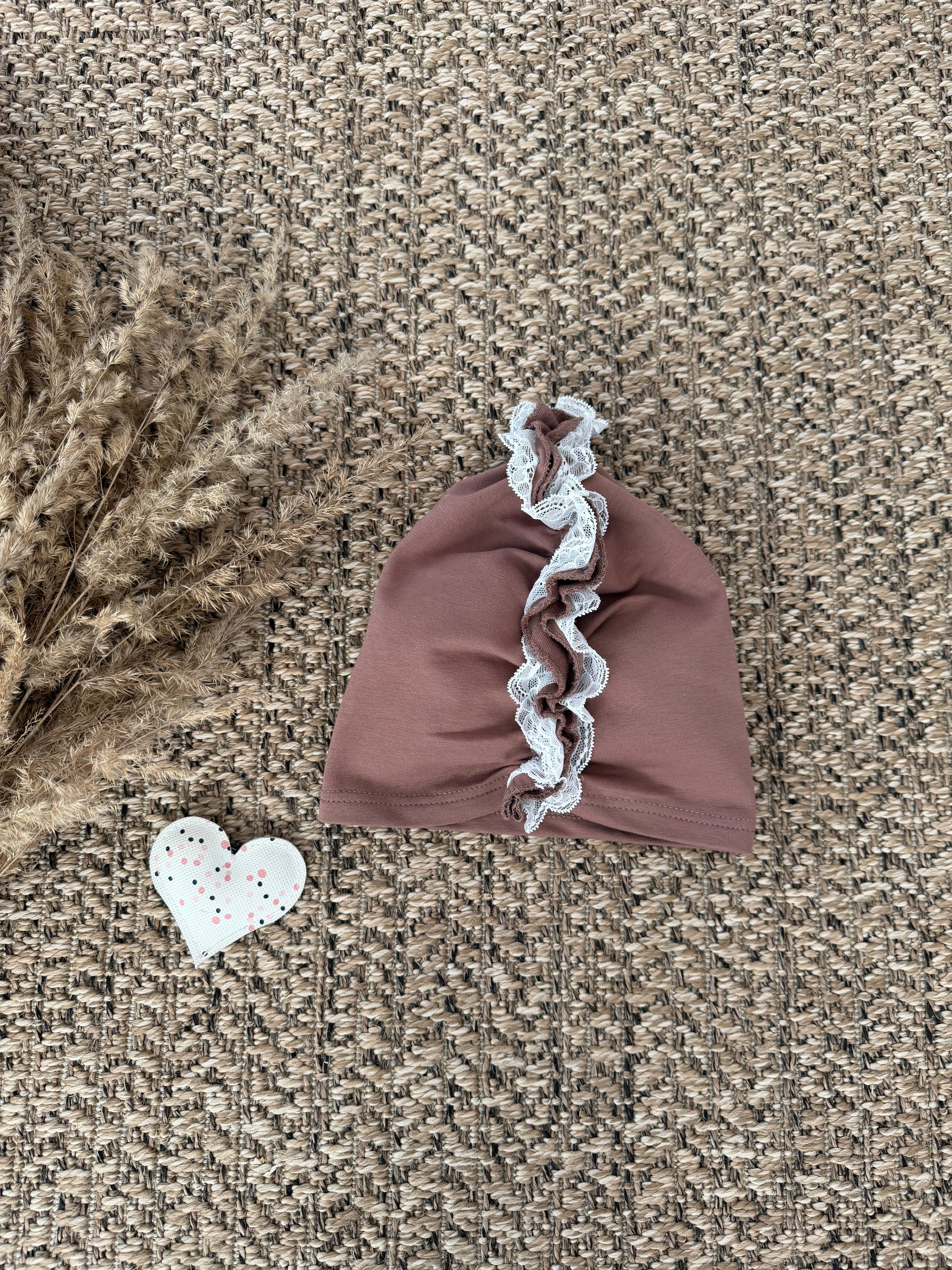 Brązowy turban z koronką