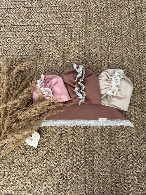 Beżowy turban z koronką